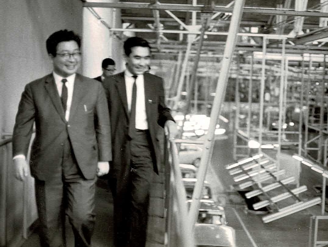加藤秀俊先生と小松左京（1960年代末？）工場