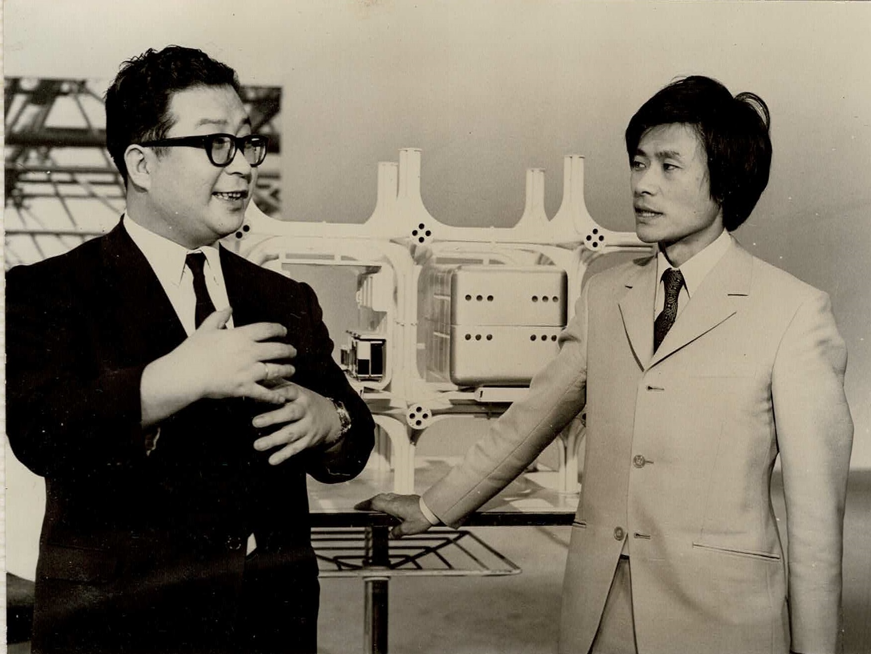 黒川紀章先生と小松左京）（1969）2